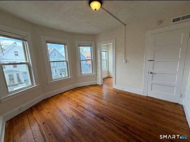 Building Photo - 120 Rennell St
