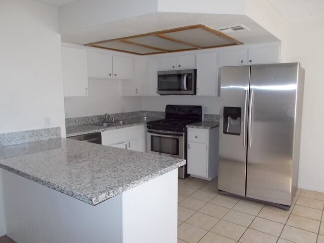 Building Photo - Charming 2-Bed, 2-Bath Condo with Balcony and Pool Access in Las Vegas