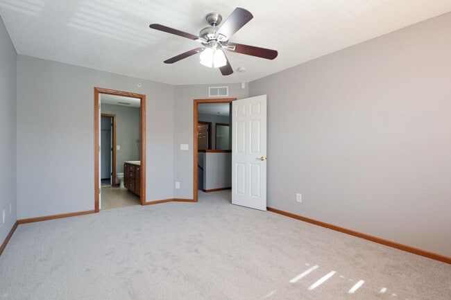 Building Photo - Beautiful 2-Bedroom 3-Bathroom Townhouse in Plymouth!