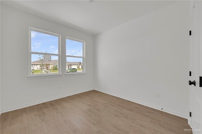 Building Photo - 18 N Day Lily Ave
