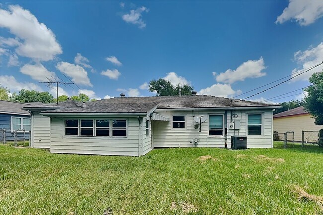 Building Photo - 7538 Vista Verde St