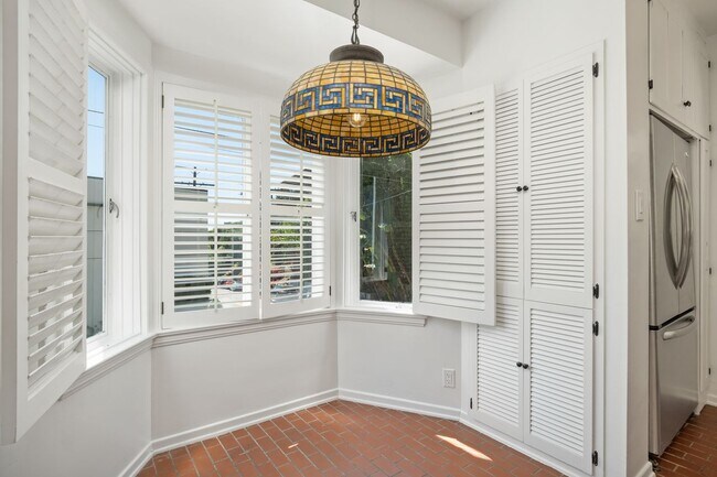 Building Photo - 1685 Sunset Plaza Dr