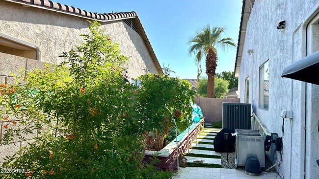 Building Photo - 3927 S Hollyhock Pl