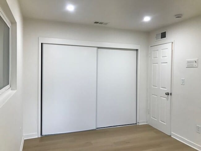 Building Photo - GLENOAKS