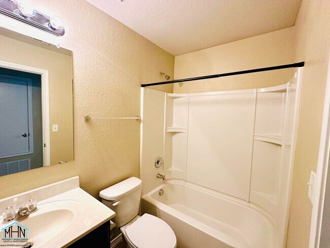 Building Photo - Beautiful and Well-maintained 3-Bedroom 2-bath Home Near Lackland AFB!