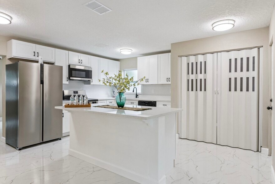 Building Photo - 3033 Sutton Dr