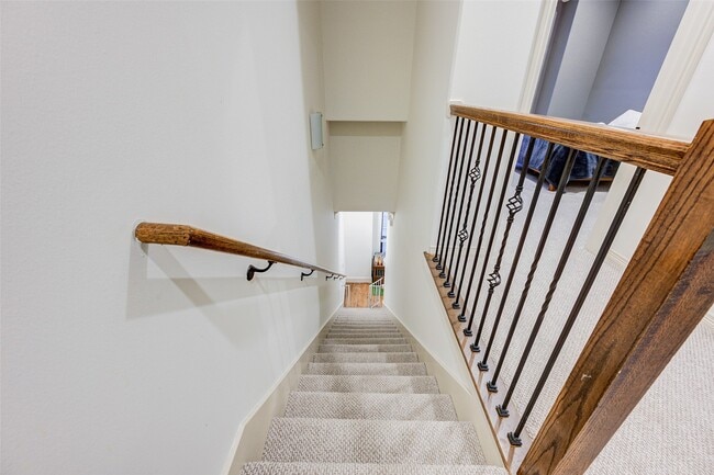 Building Photo - 3105 Fairdale Oaks E