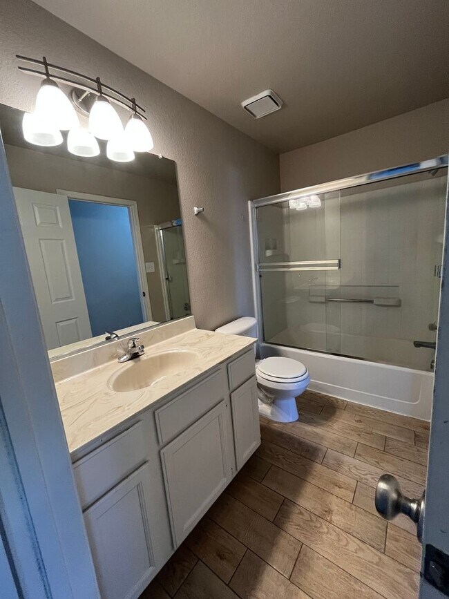 Building Photo - Available Now! Move-In Ready