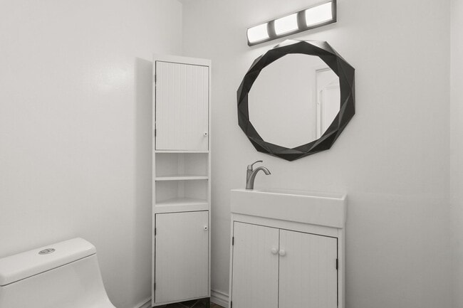 Building Photo - Modern 3BR Townhome | Garage + Driveway Parking | Yard | Pool | Pet Friendly | Move-In Ready