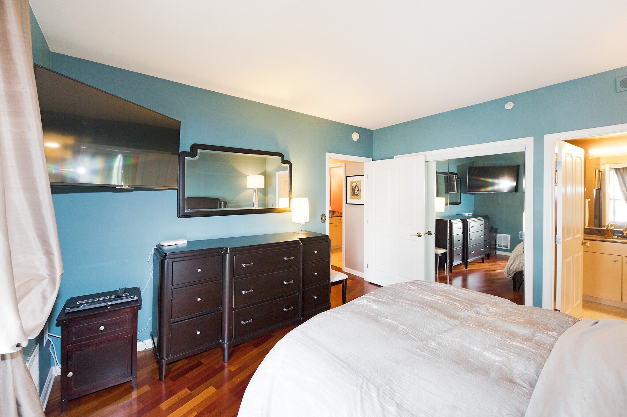 Building Photo - 140 S Van Ness Ave