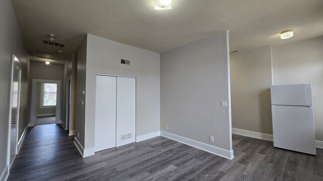 Building Photo - 2-BED SECTION 8 APPROVED