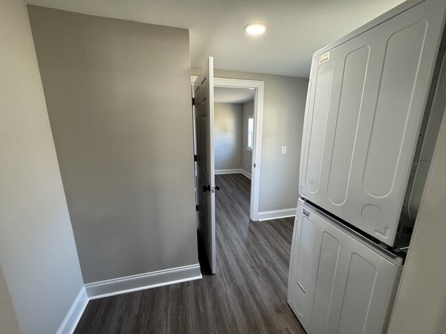 Building Photo - 122 N Vine St