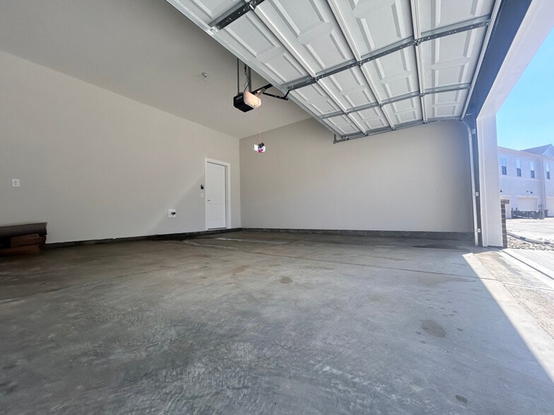 Building Photo - 714 Kinzer Ave