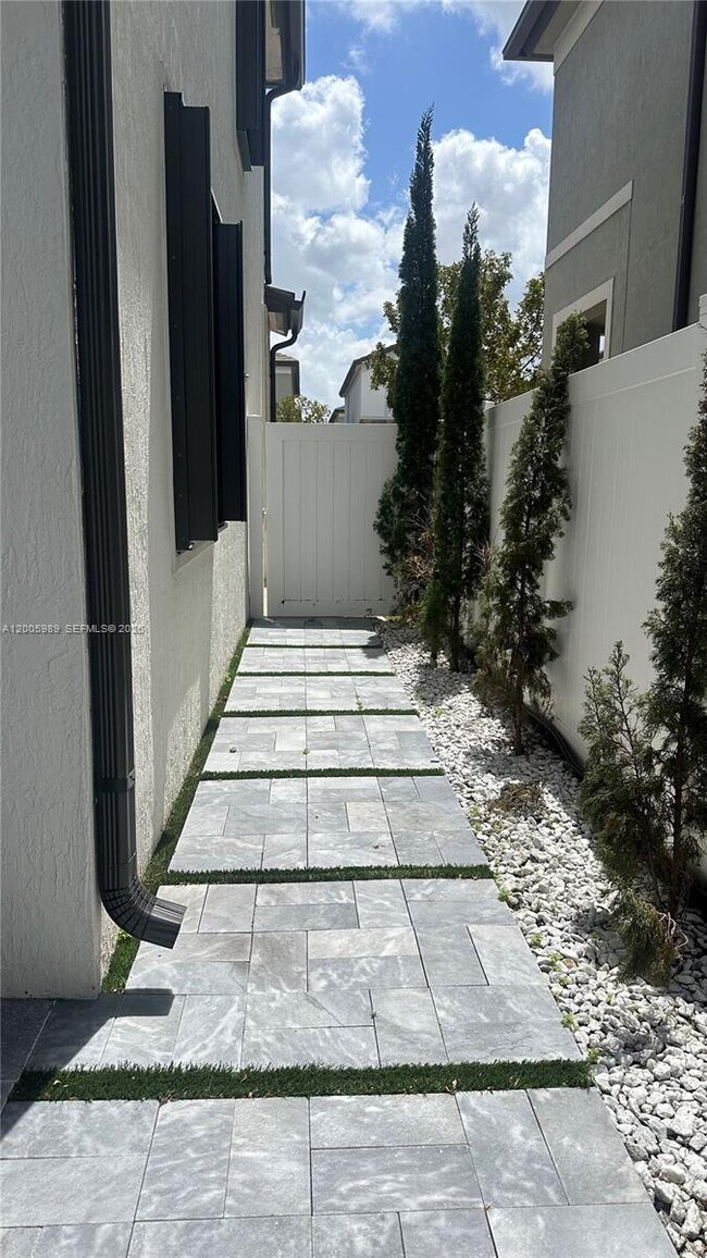 Building Photo - 3423 W 110th St