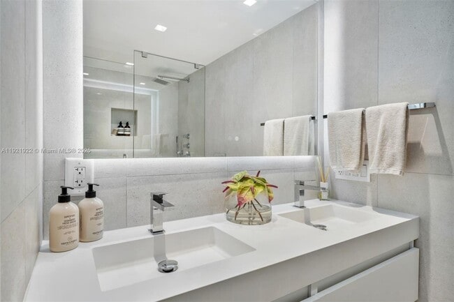 Building Photo - 2301 Collins Ave