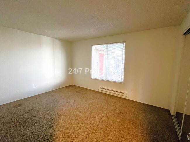 Building Photo - 2 BD 1 BA home in SE Portland! NEW Carpet