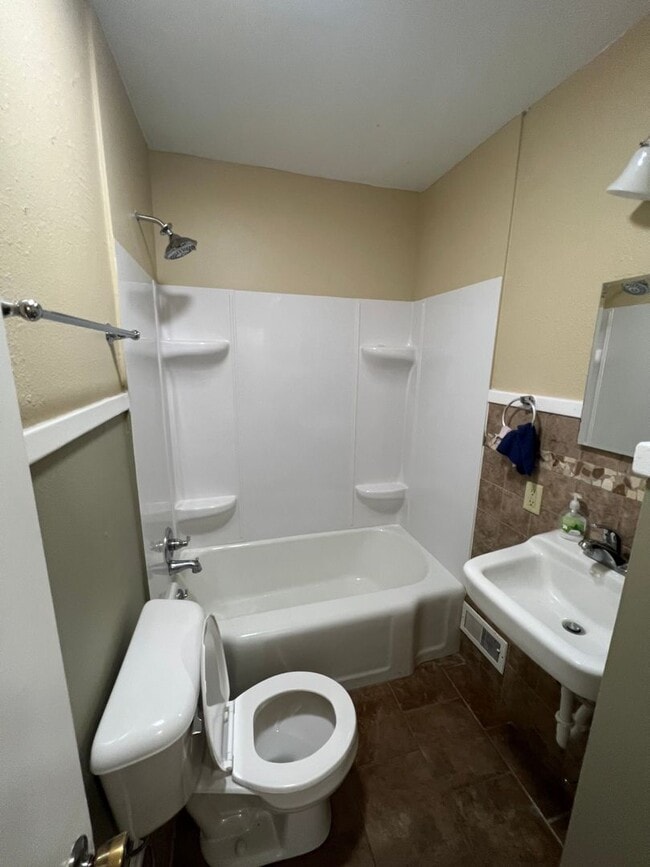 Building Photo - 2 Bedroom 1 Bath House for Rent!