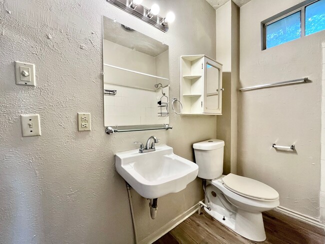 Building Photo - 521 W Collins St