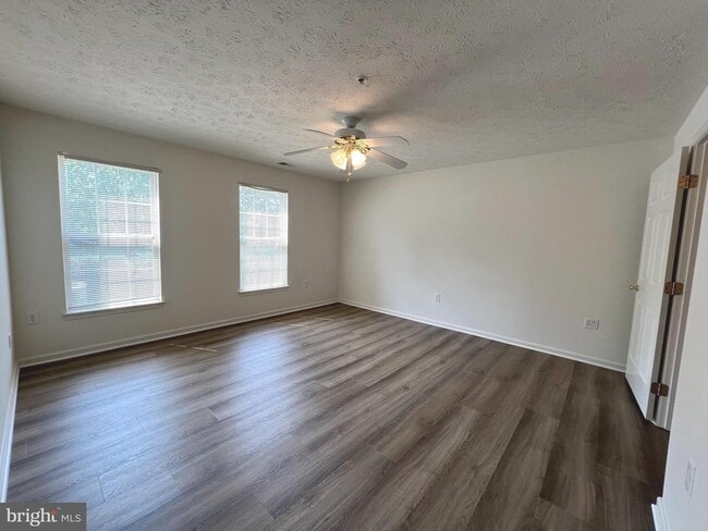 Building Photo - Gorgeous light filled 2 bedroom 2 bath con...