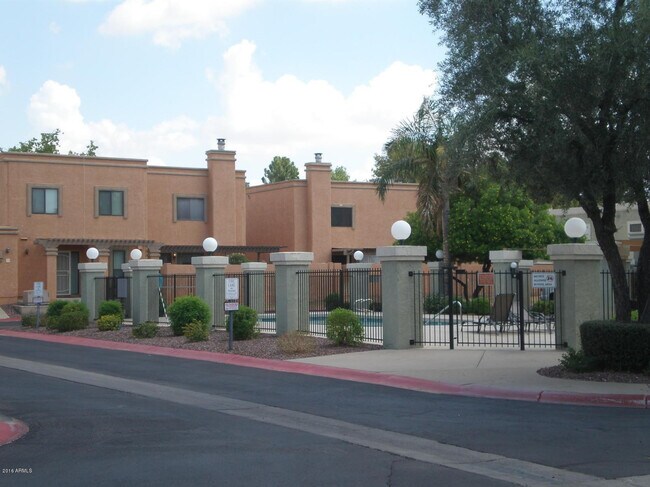 Building Photo - 815 E Grovers Ave
