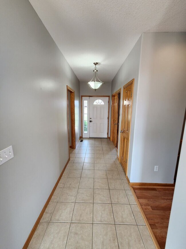 Building Photo - New price! Enjoy country living and seclus...