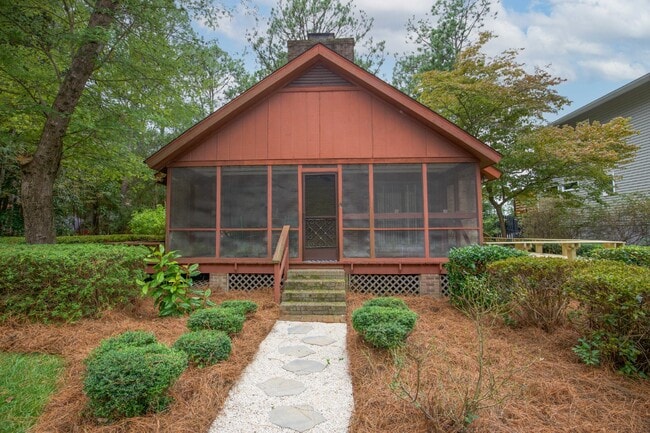 Building Photo - Cottage life in Southern Pines