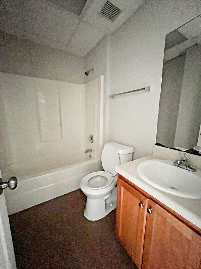 Building Photo - Charming 3 Bedroom Home