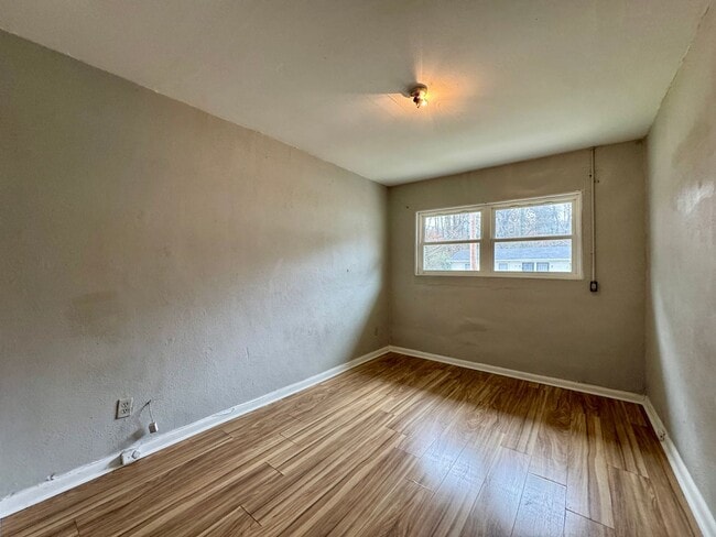 Building Photo - 708 W 47th St