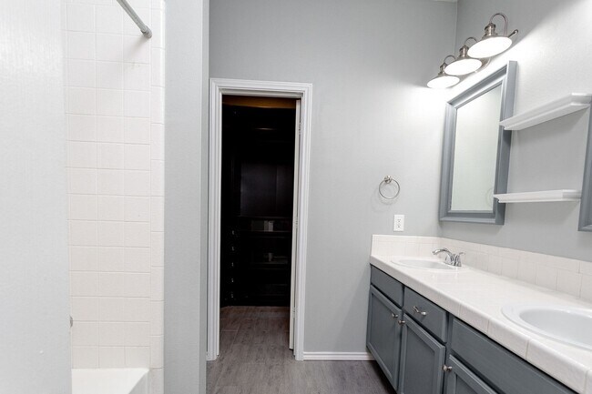 Building Photo - Inviting 4/BR 2/BA Home with Open Layout and Natural Light