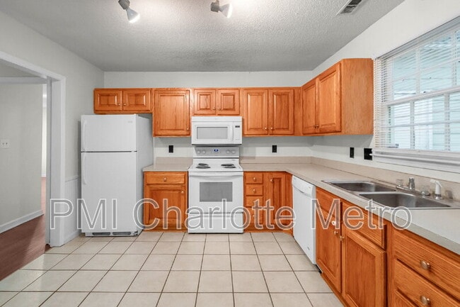 Building Photo - 10800 Whittersham Dr