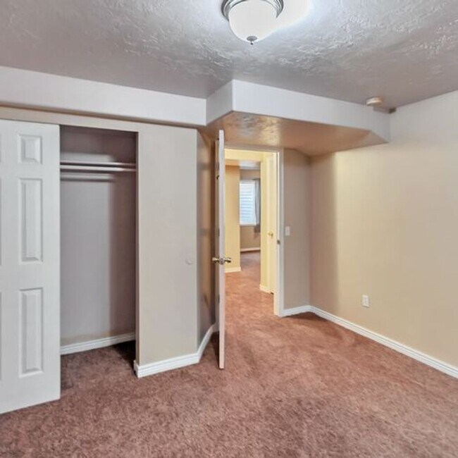 Building Photo - Awesome 4 Bedroom Pet Friendly Home w 2 car attached garage