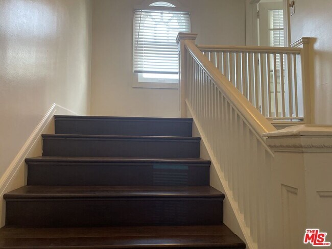 Building Photo - 2309 S Budlong Ave