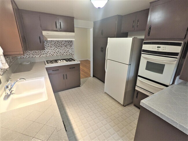 Building Photo - 1001 N Ave 67