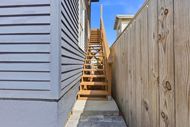 Building Photo - 300 E 3rd St