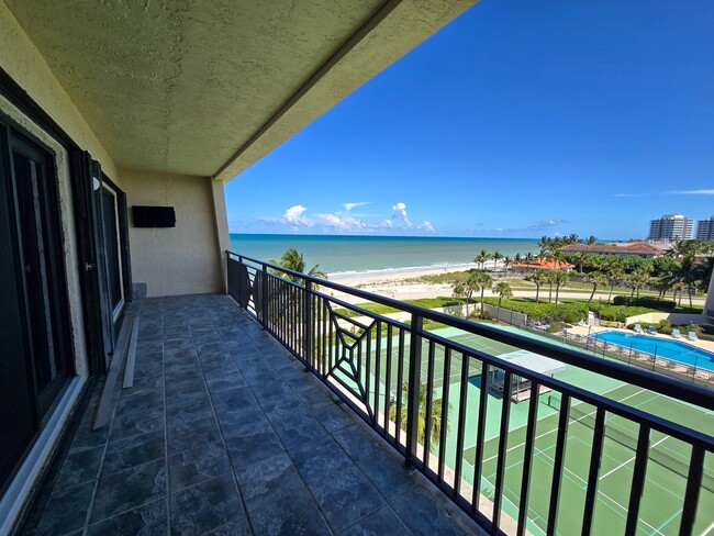 Building Photo - Penthouse in the Racquet Club annual rental!