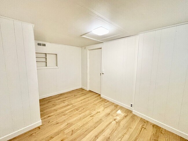 Building Photo - FREE SEPTEMBER RENT!! - Harris Park Brick ...