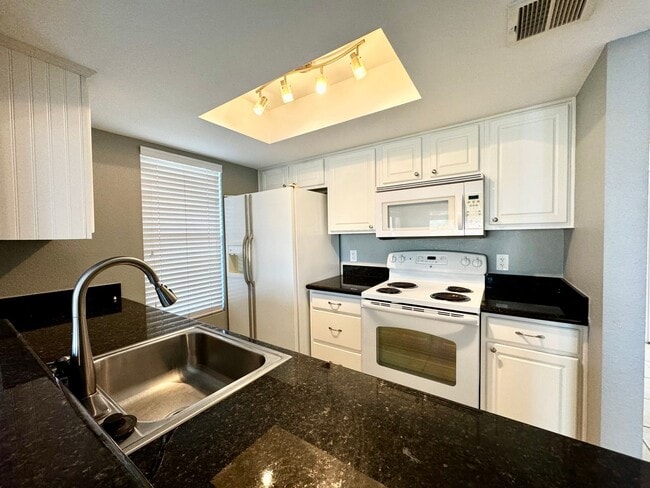 Building Photo - AVAILABLE NOW! 1 Bed / 1 Bath Condo in Pal...