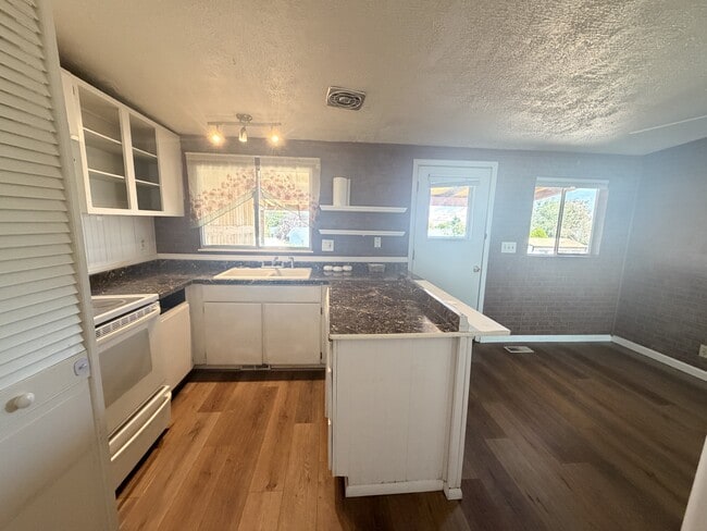 Building Photo - 589 Oquirrh Ave