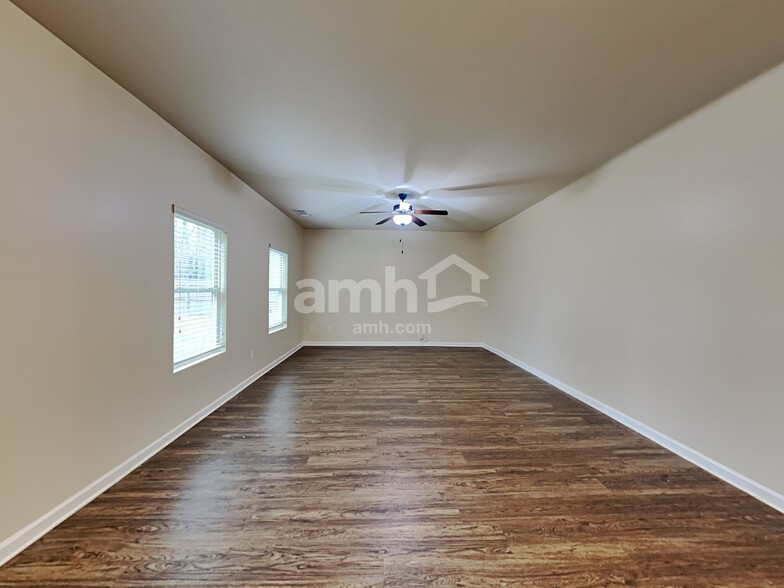 Building Photo - 3525 Mica Cir SE