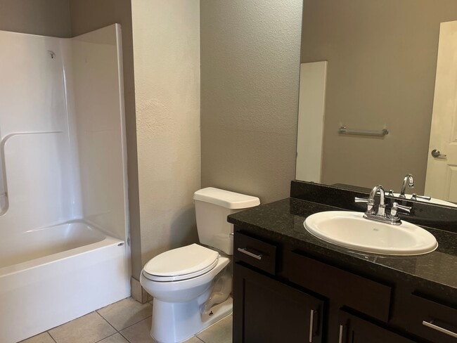 Building Photo - 2 BEDROOM 2 BATH SPACIOUS, OPEN FLOOR