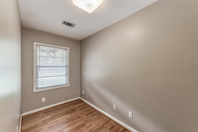Building Photo - 5537 Lincrest Ln