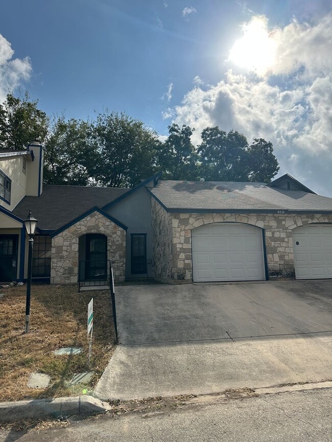 Building Photo - Easy Access to IH-10, medical center & USAA