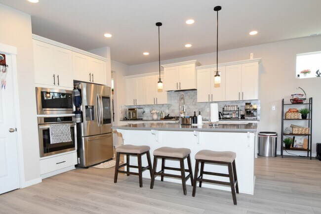 Building Photo - 1690 S Quartz Dr