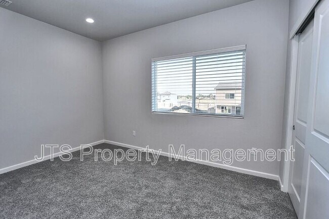Building Photo - 5 Oak Manor Way