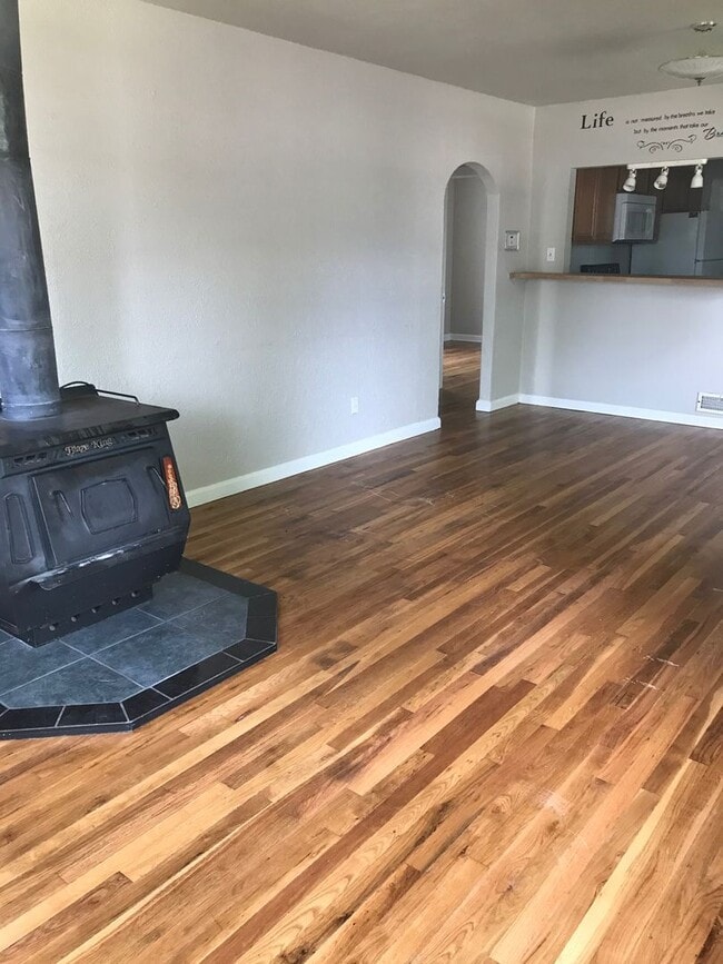 Building Photo - 2 BEDROOMS, 2 BATHROOMS, WITH 2 BONUS ROOMS AND A SECOND KITCHEN!