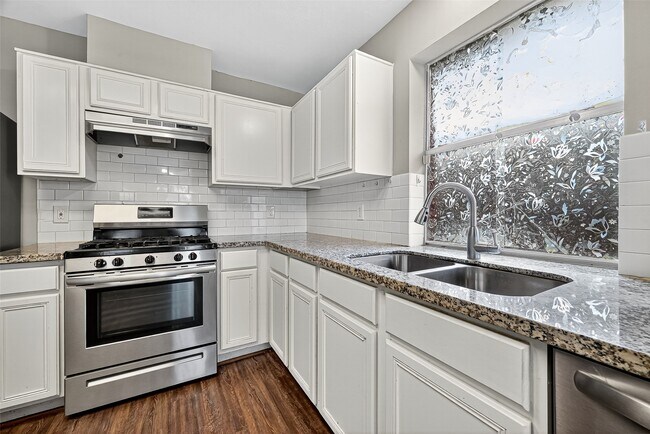 Building Photo - 17162 Summer Hollow Dr