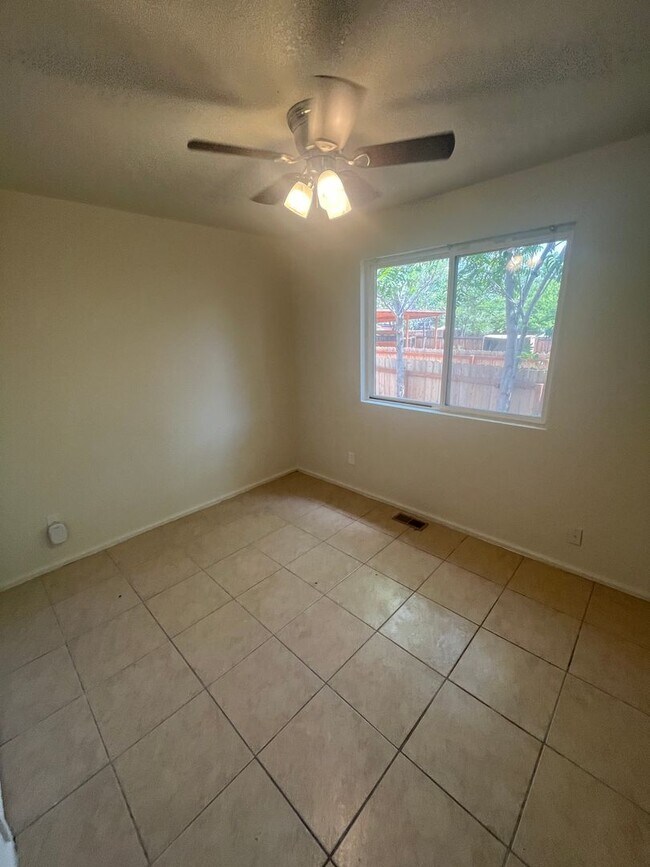 Building Photo - Spacious 4 Bed / 2 Bath Unit in Westwood C...