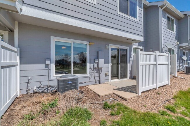 Building Photo - Charming 3 Bedroom 3 Bath Townhouse in Green Valley Ranch!