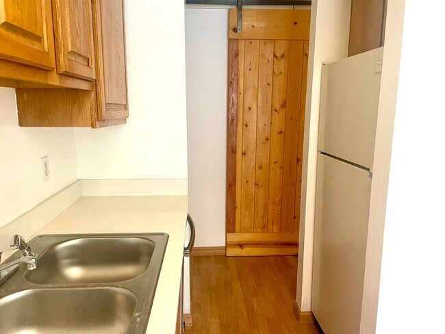 Building Photo - 1 Bedroom Condo Near Downtown WC
