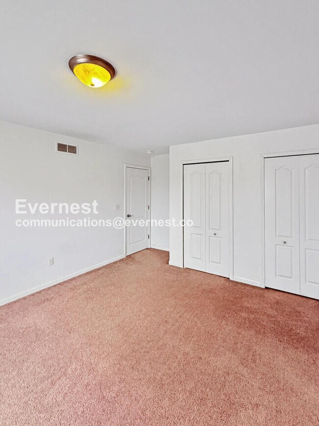 Building Photo - Spacious 3 Bed, 2.5 Bath Home with Fenced Yard and Attached Garage